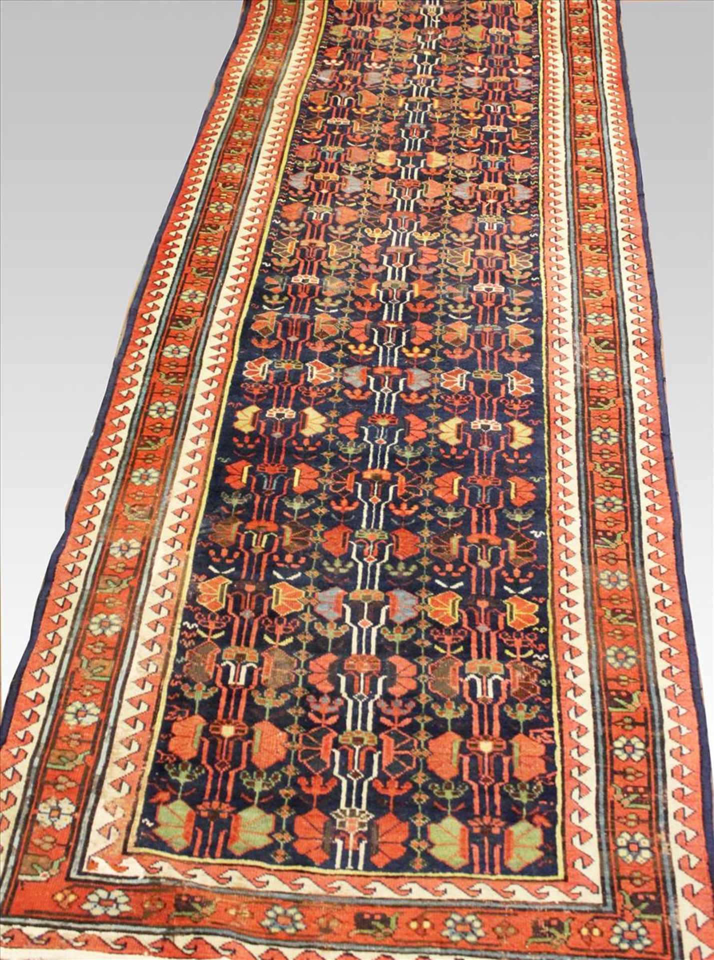 Wohl Kaukasus (20er/30er Jahre), ca. 566x 108 cm.EHZ 3-4, Kanten neu gekettelt und Fransen fehlend.