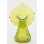 Jugendstil-Vase.Hellgrünes, matt geätztes, leicht lüstrierendes Glas. Konische, dreifach