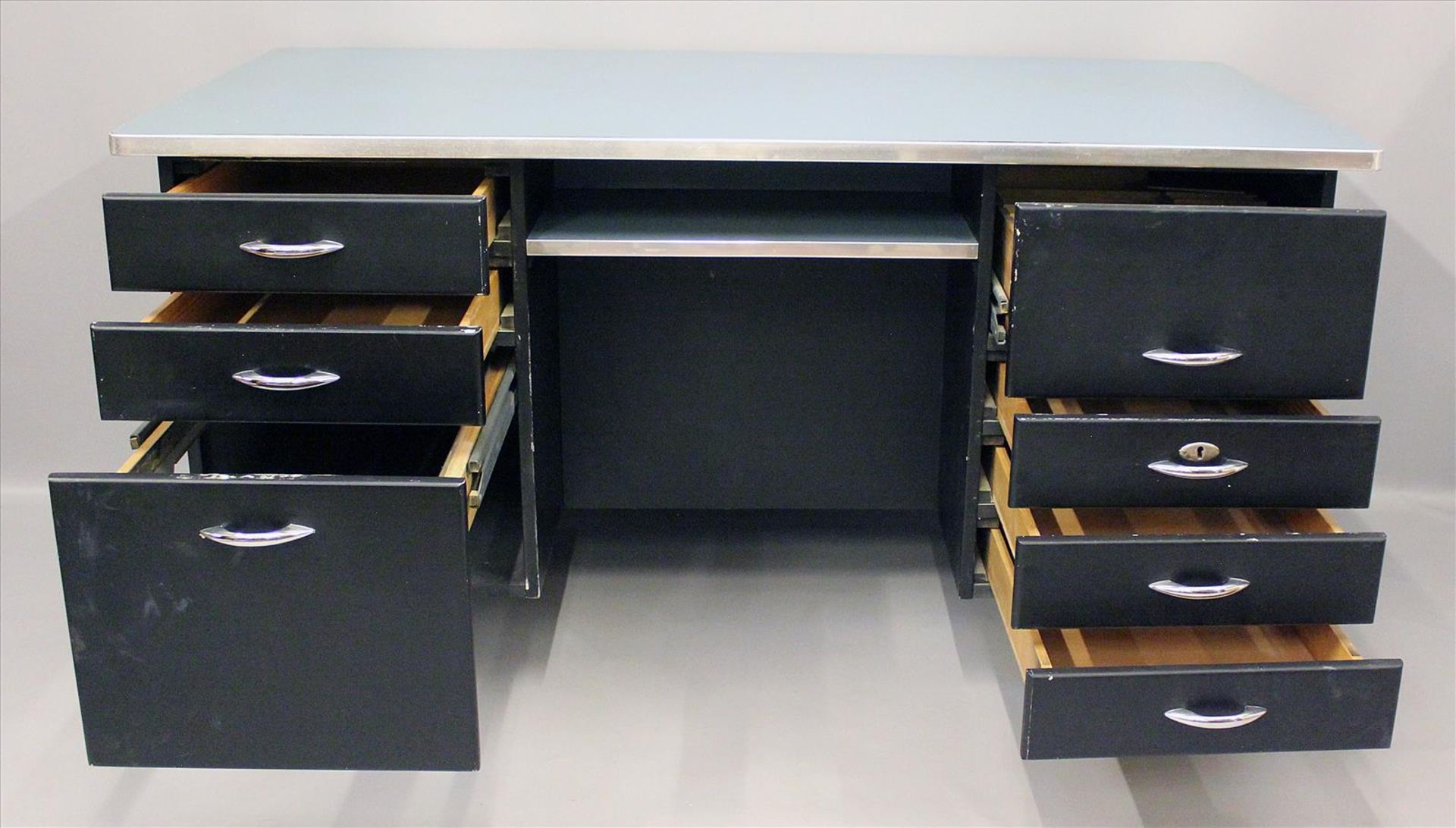 Bauhaus-Schreibtisch, Mauser.Schwarz lackierter Holzkorpus mit sechs Container- bzw. - Image 2 of 2