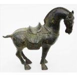 Stehendes Pferd im Stil der Tang-Dynastie.Bronze. Schwarz-braun patiniert und teils grün oxydiert.