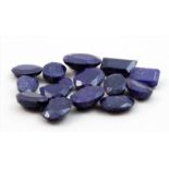 15 blaue Saphire, zus. ca. 89,4 ct.Unterschiedlich facettiert geschliffen. Opak. Teils l. best.