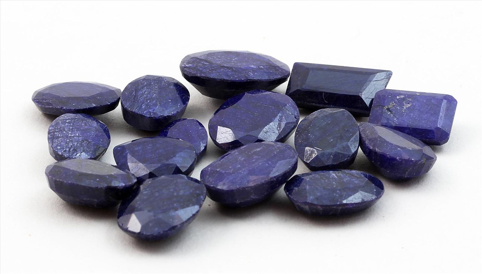 15 blaue Saphire, zus. ca. 89,4 ct.Unterschiedlich facettiert geschliffen. Opak. Teils l. best.