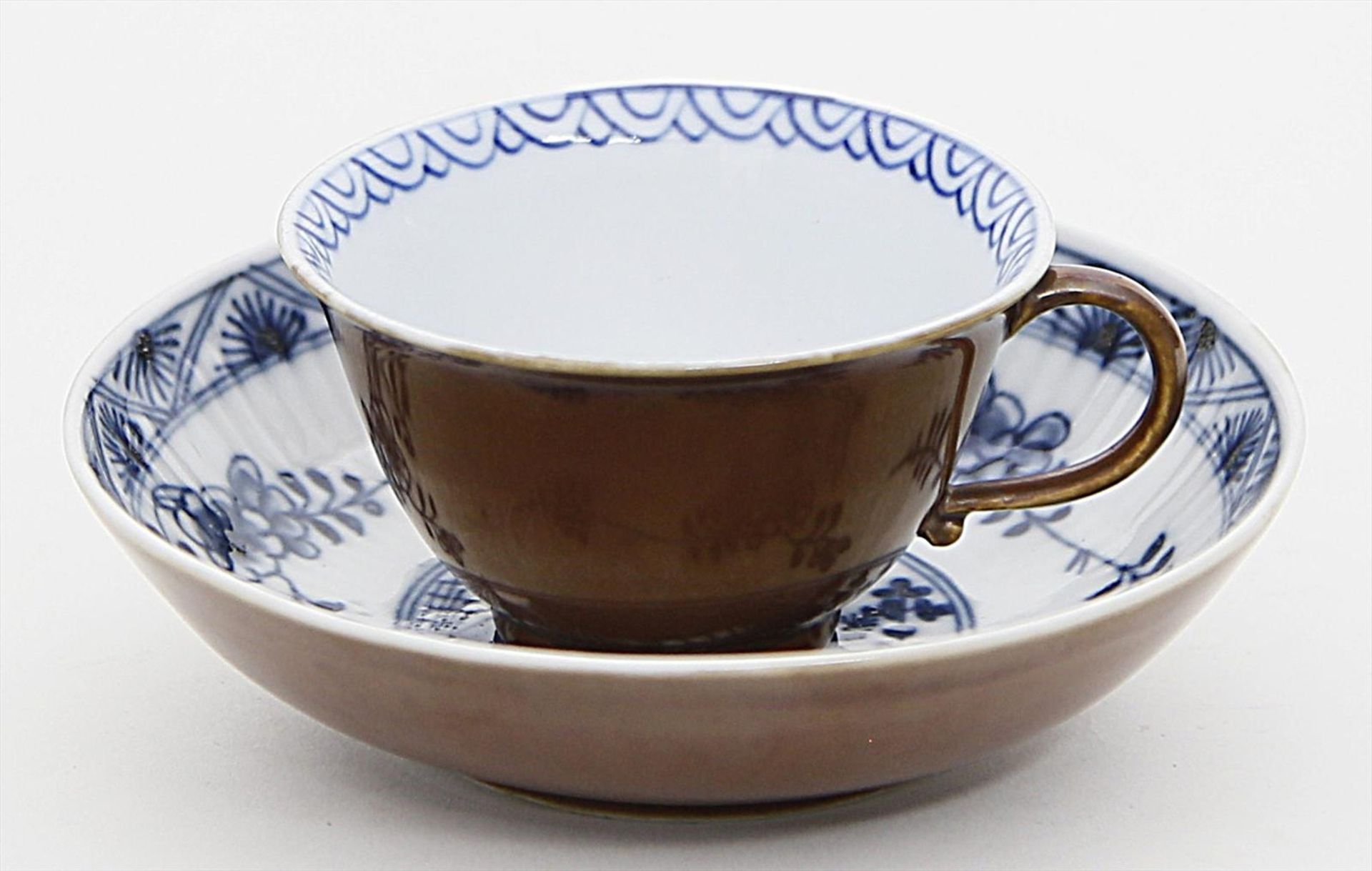 Tasse und Untertasse, Meissen.Untertasse mit Stabrelief. Spiegel bzw. Innenwandung mit blauer, - Bild 2 aus 2