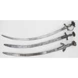 Drei Tulwar-Schwerter.Gebogte Eisenklingen, einmal mit arabischer Inschrift. Eisengriff. Alters- und