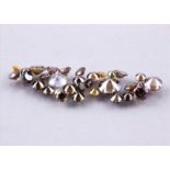 33 Brillanten, zus. ca. 1,9 ct.Einzeln ca. 0,02 bis 0,2 ct. Natural fancy light brown bis brown.