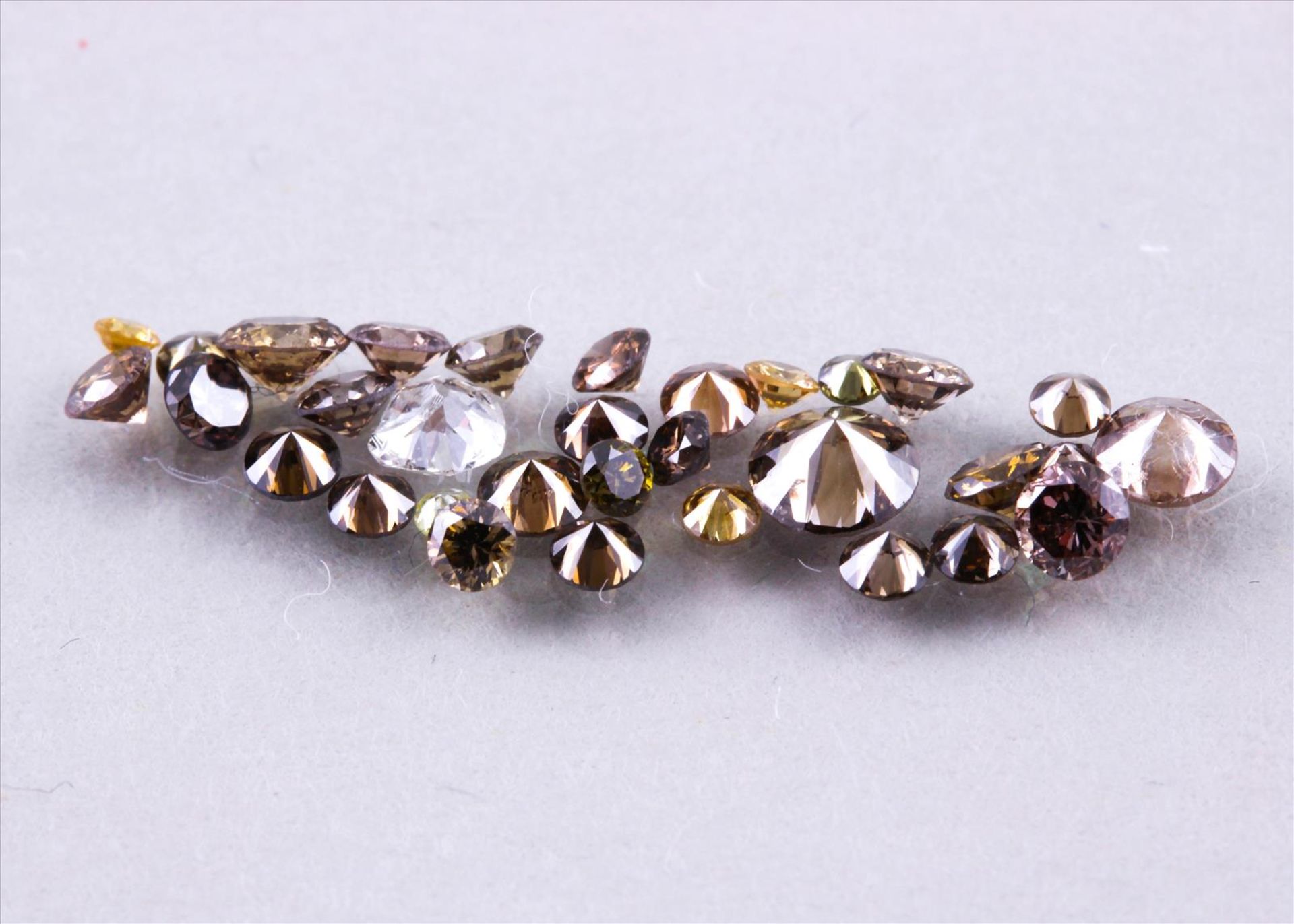 33 Brillanten, zus. ca. 1,9 ct.Einzeln ca. 0,02 bis 0,2 ct. Natural fancy light brown bis brown.