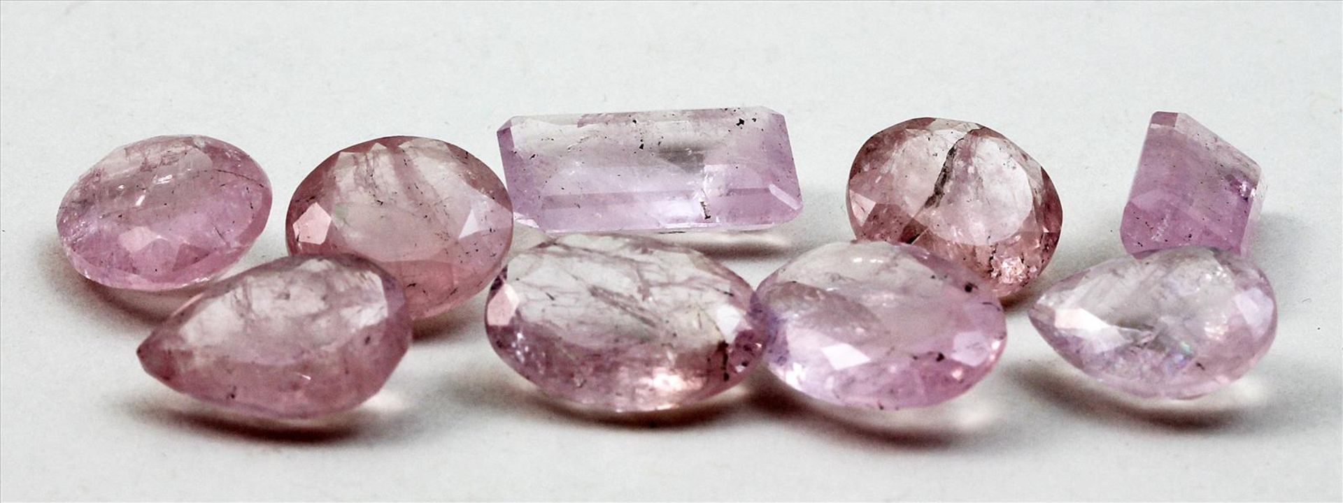 Neun Kunzite, zus. 43,86 ct.Verschiedene Schliffarten und natürliche Rosatöne, innere Merkmale,