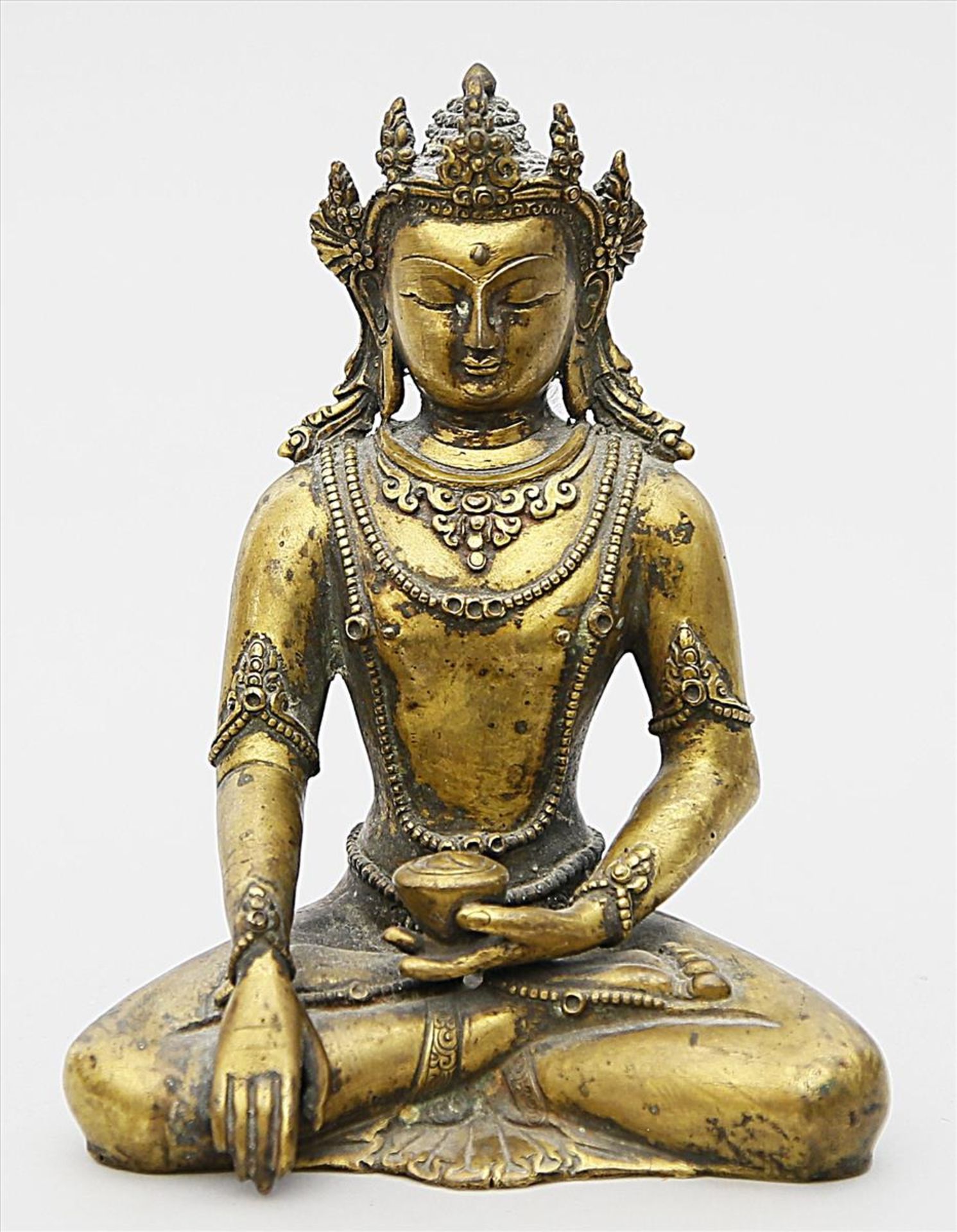 Skulptur des Amitayus.Braun patinierte Bronze. 1.073 g. In Meditationssitz mit Ambrosiaschale, Krone