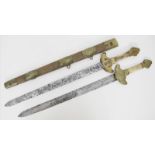 Zweiklingen-Schwert, China.Doppelte Eisenklinge mit tauschierten Ornamentverzierungen. Verzierte