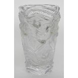 Vase, Lalique.Farbloses, formgeblasenes, teils matt geätztes Kristall mit figürlichem Reliefdekor.