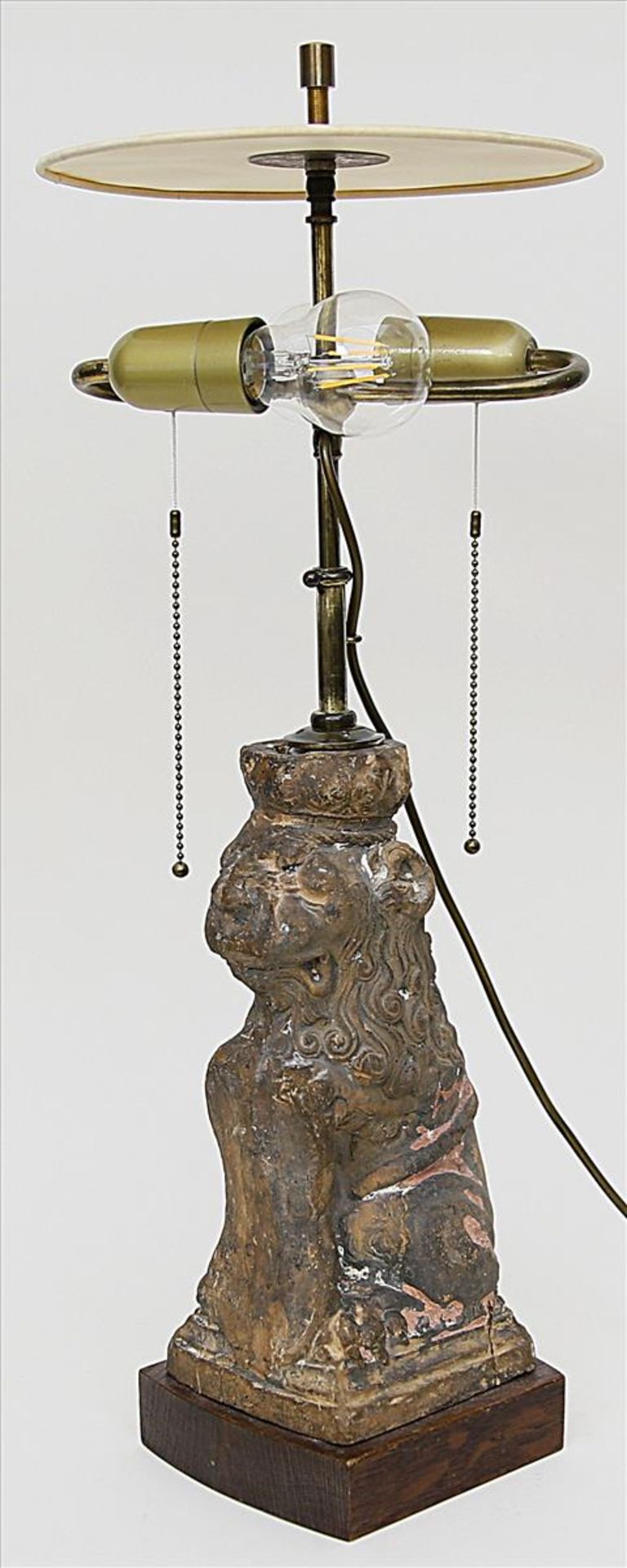 Tischleuchte,zweiflammig. Figürlicher Sockel in Form eines bekrönten Löwen mit Wappenschild, Keramik