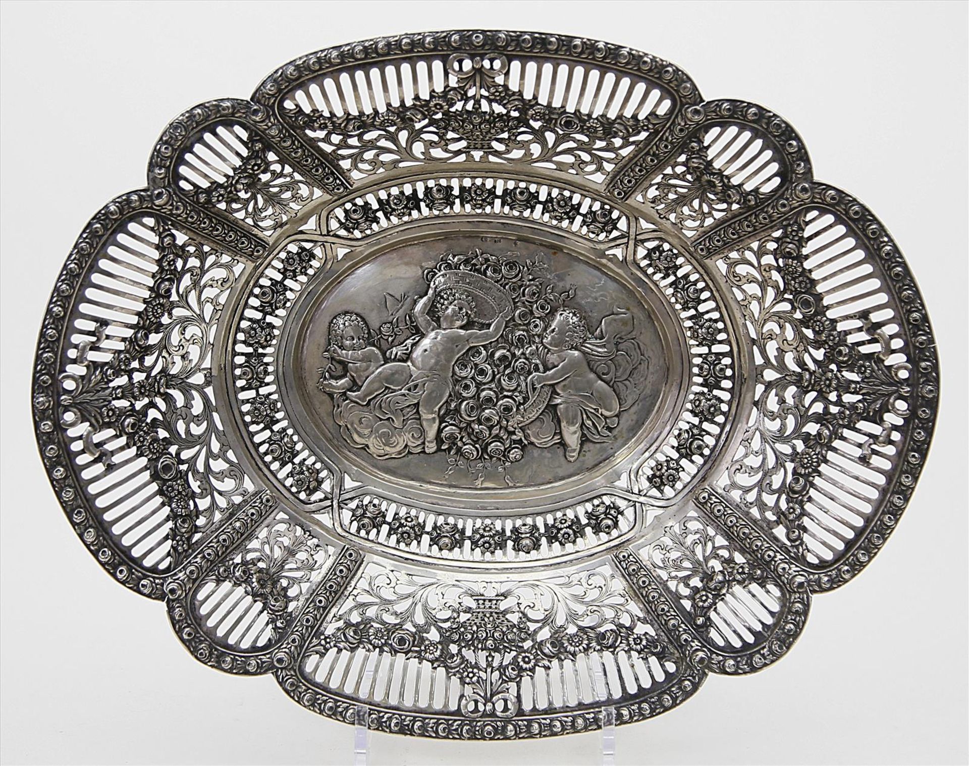 Ovale Schale.800/000 Silber, 507 g. Wandung mit durchbrochen gearbeitetem Gitterwerk und Rocaillen