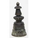 Stupa.Bronze mit dunkelbrauner Patina. Reliefierte Glockenform mit tempelartigem Aufbau. Tibet, wohl