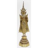 Stehender Buddha Shakyamuni.Bronze, über Schwarzlack vergoldet und reich reliefiert. Auf
