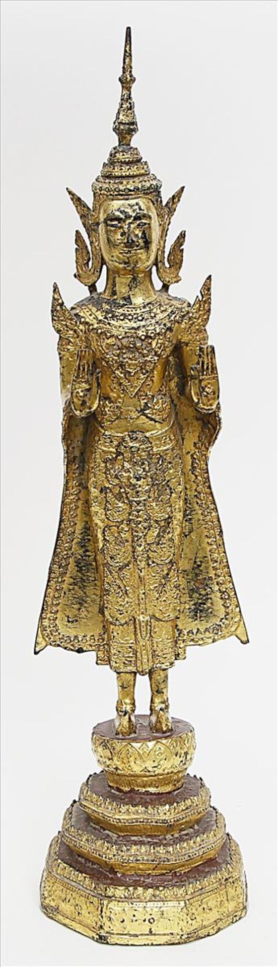 Stehender Buddha Shakyamuni.Bronze, über Schwarzlack vergoldet und reich reliefiert. Auf