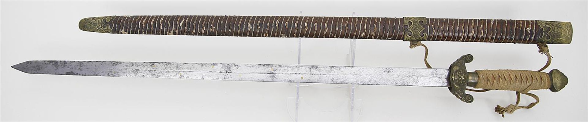 Schwert - Jian.Lange Eisenklinge mit graviertem Drachendekor und Inschrift. Parierstange mit
