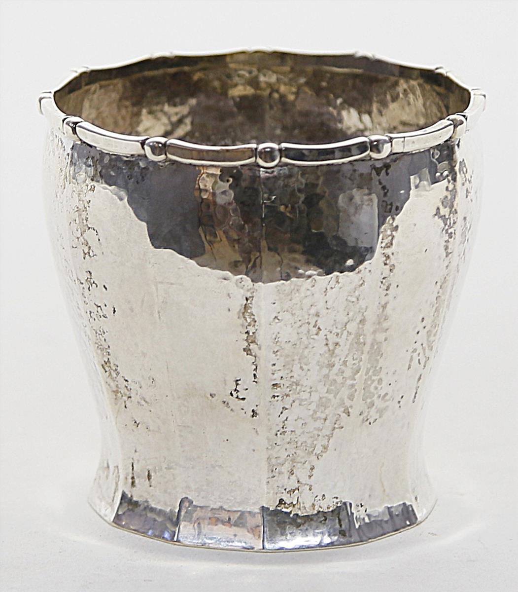 Art Deco-Vase.830/000 Silber, 186 g. Facettierte Laibung mit gehämmertem Dekor und Lippe mit