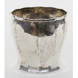 Art Deco-Vase.830/000 Silber, 186 g. Facettierte Laibung mit gehämmertem Dekor und Lippe mit