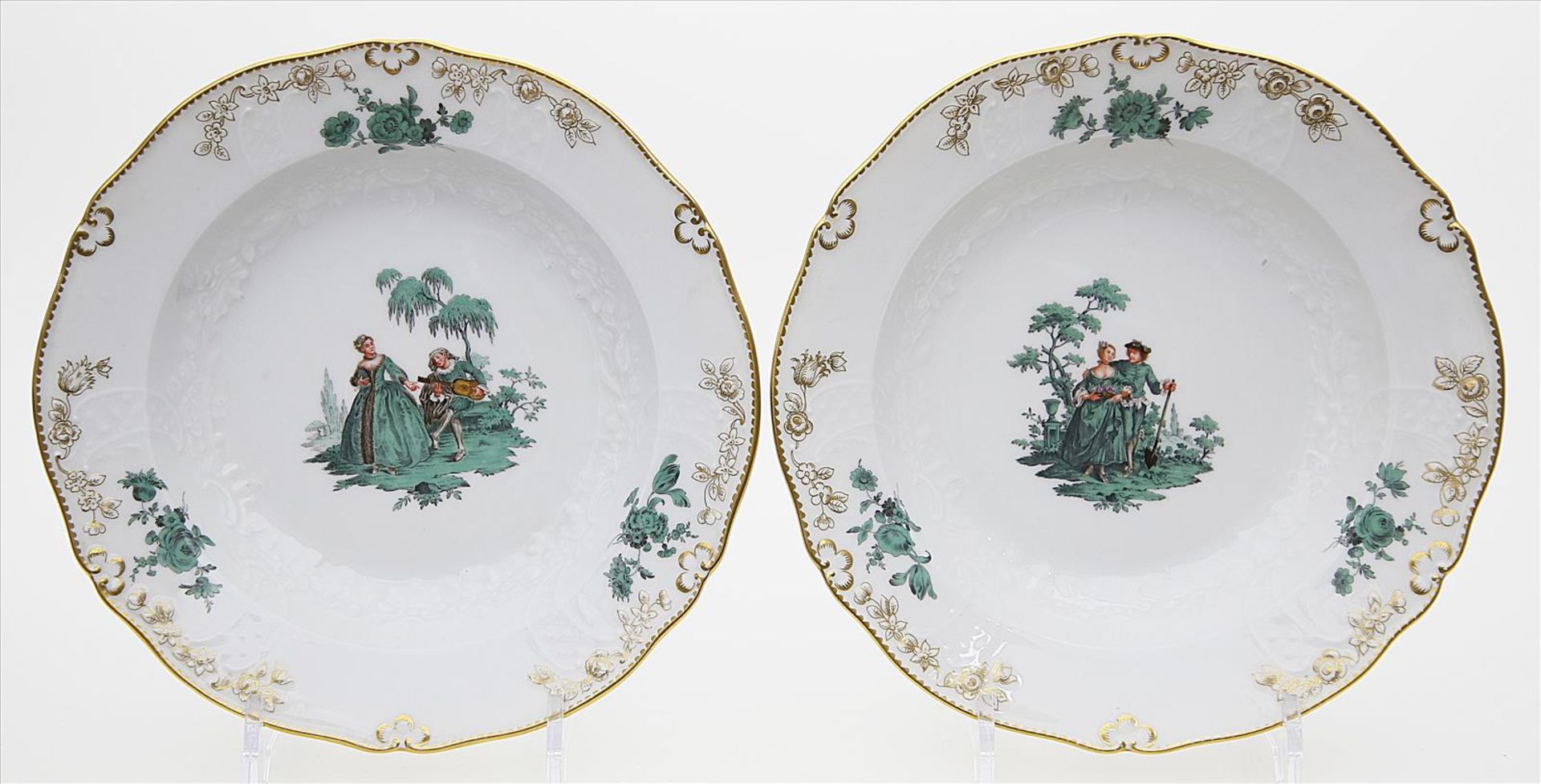 Paar tiefe Teller, Meissen,"Neumarseille". Kupfergrün gemalte Blumenbouquets und im Spiegel