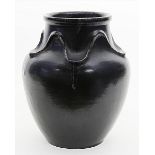 Mutz, Richard (1872 Altona - Alt Ruppin 1931)Vase. Keramik, schwarz glasiert. Gebauchte Form mit