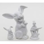 Drei Skulpturen, Rosenthal.Zweimal "lachender Hase" und sitzende Asiatin mit Laute, weiß.