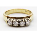 Brillantring.585/000 GG, brutto 4,9 g. Besetzt mit vier Brillanten, zus. ca. 0,4 ct., w-tcr/si-