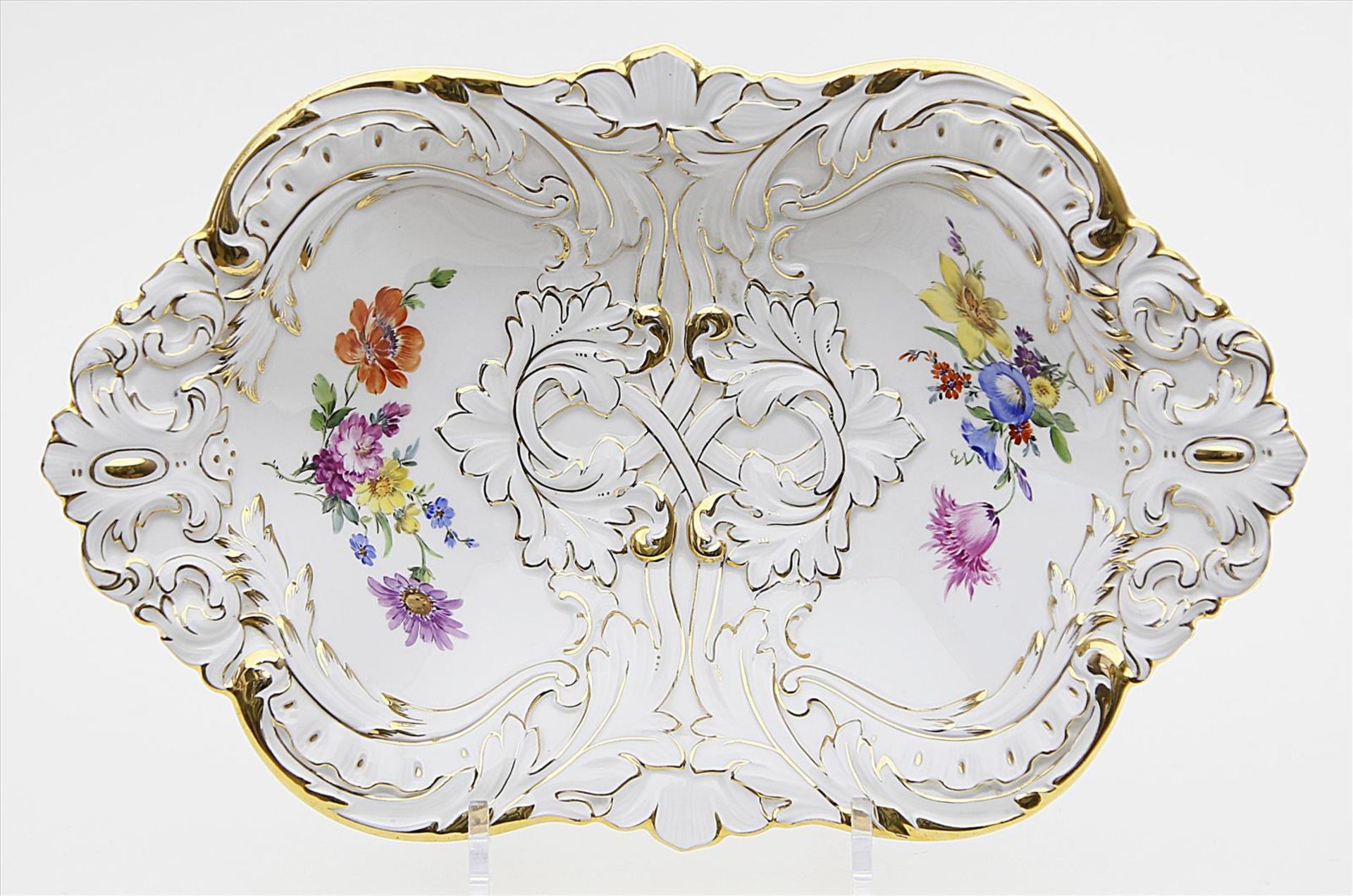 Prunkschale, Meissen.Rocaillenform. Glanzvergoldung und bunte Blumenmalerei. Schwertermarke Meissen,