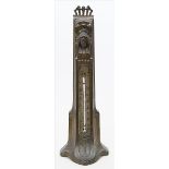Jugendstil-Thermometer.Bronziertes Zinkgussgehäuse mit floralem Reliefdekor und plastischem