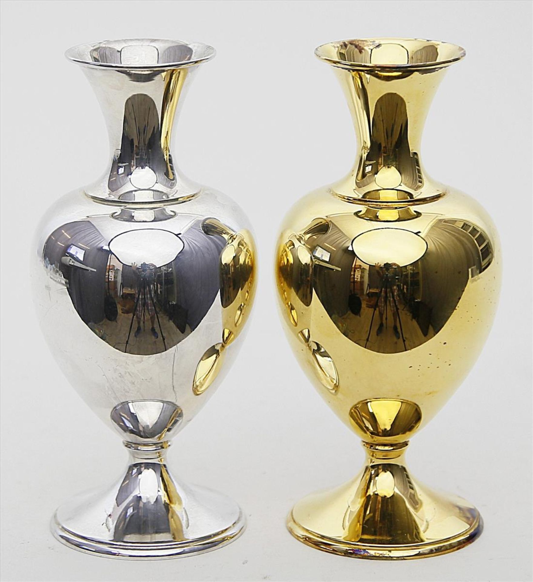Paar Vasen.800/000 Silber, einmal vergoldet, 462 g. Glatte Balusterform. Mz. Jezler (gegründet