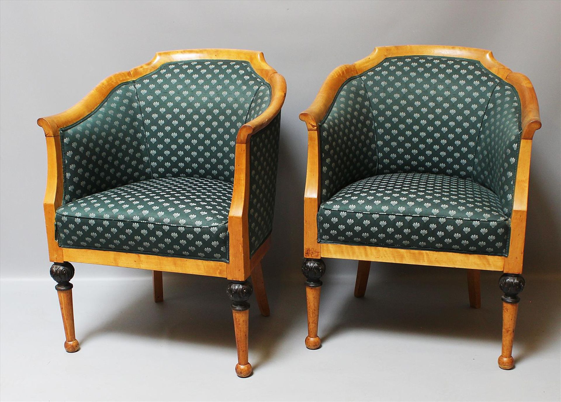 Art Deco-Sofa und Paar -Sessel.Birke. Profilierte Gestelle, Füße mit ebonisierten Verzierungen. - Image 2 of 2