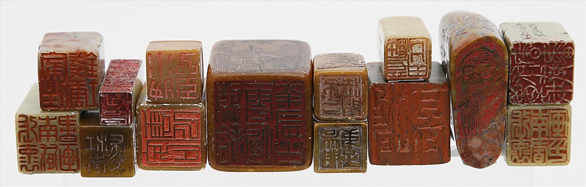 Sammlung von 14 Siegeln.Verschiedene Steine, dabei Steatit und Jade. Unterschiedliche - Bild 2 aus 2