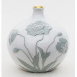 Jugendstil-Vase.Porzellan. Gebauchte Laibung mit reliefierten Mohnblüten in Seladon, Goldlippe.