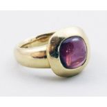 Damenring.750/000 GG, brutto ca. 8,8 g. Ringkopf besetzt mit Amethystcabochon. Gem. "Rugiada". RW