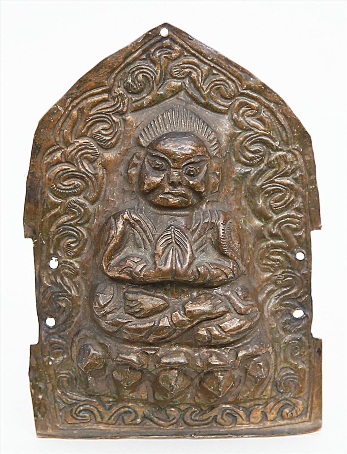 Tzatza.Kupfer, getrieben, mittig Darstellung eines sitzenden Buddhas im Relief. Tibet, 19. Jh. D.
