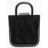 Handtasche, Cartier.Schwarzes Lackleder mit geprägtem Cartier-Logo, Doppelhenkel und Schnalle mit