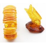 Bernsteinarmband mit Gummizug.Stabförmige Glieder in der Farbe "Butterscotch", dazwischen sechs