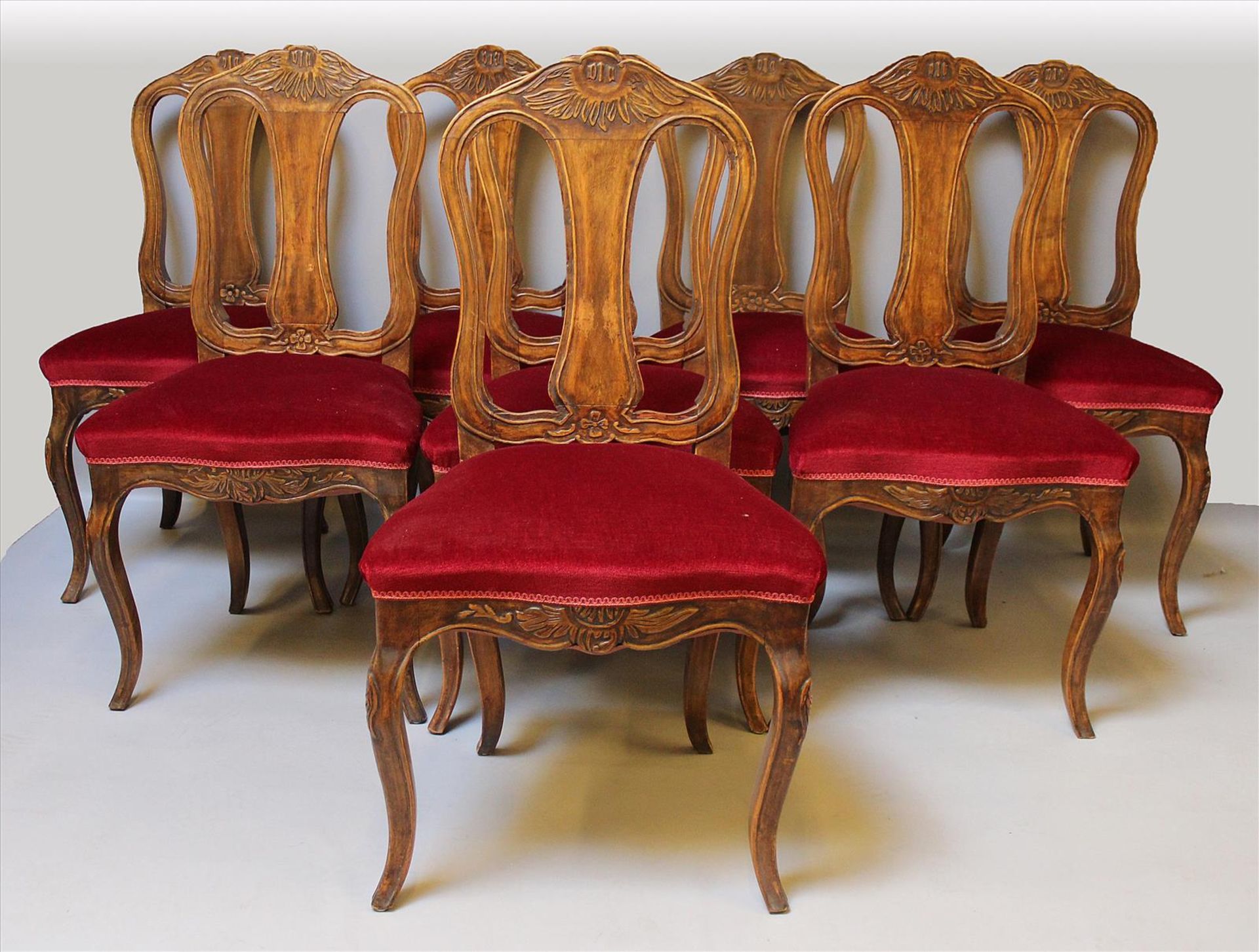 Satz von acht Stühlen im Barockstil.Eiche. Geschweifte Gestelle mit geschnitzten Rocaillen.