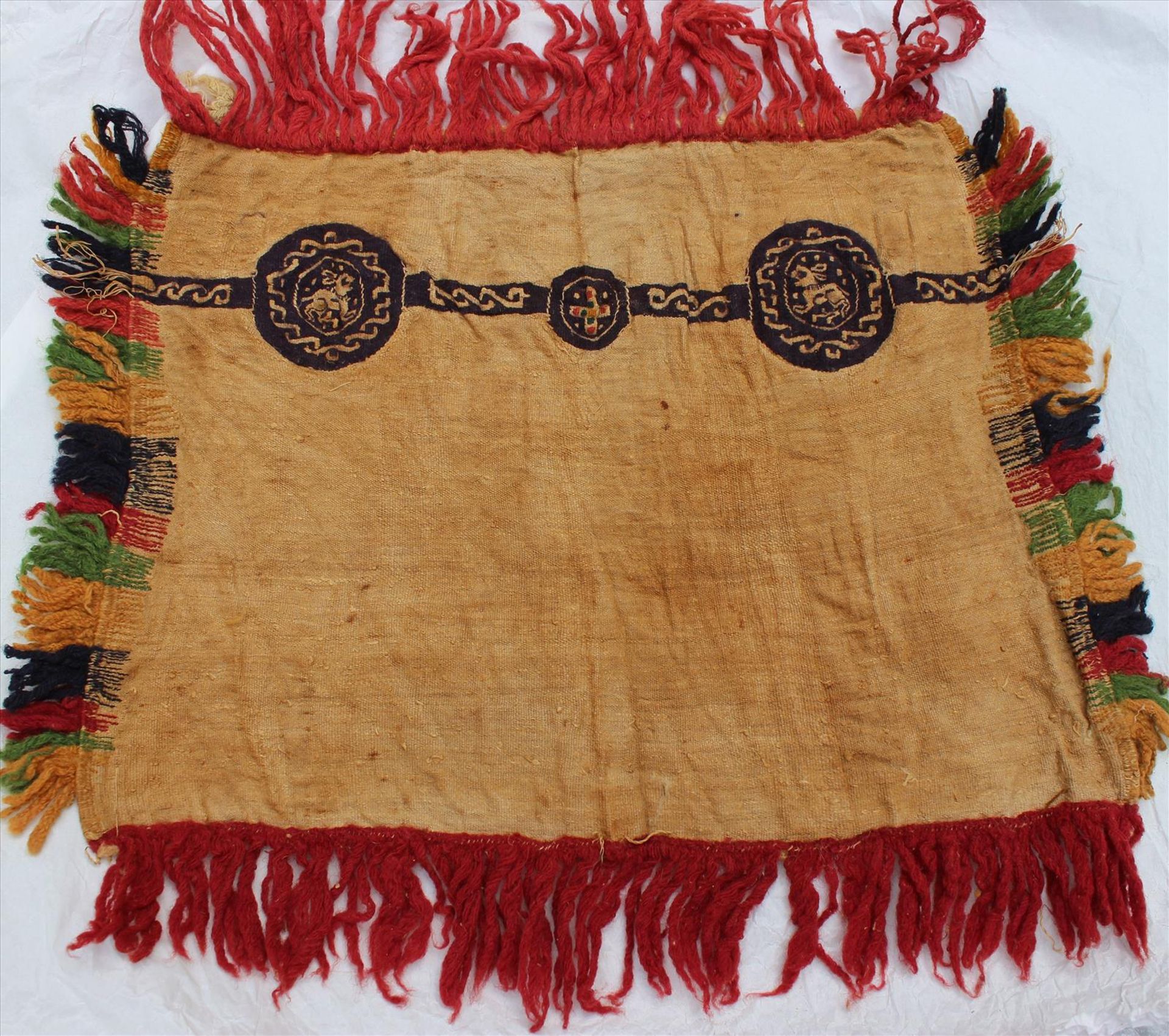 Koptische Kissenfront oder Deckchen.In beigen Leinengrund eingewebter Fries mit drei runden