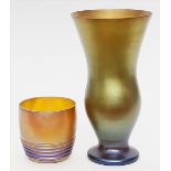 Zwei Vasen.Bernsteinfarbenes Glas, golden bis violett irisierend, so genanntes "Myra-Kristall".