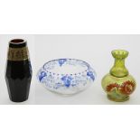 Art Deco-Vase, Jugendstil-Vase und -Schale.a) Dunkelrotes Glas. Facettierte Wandung mit figürlichem,