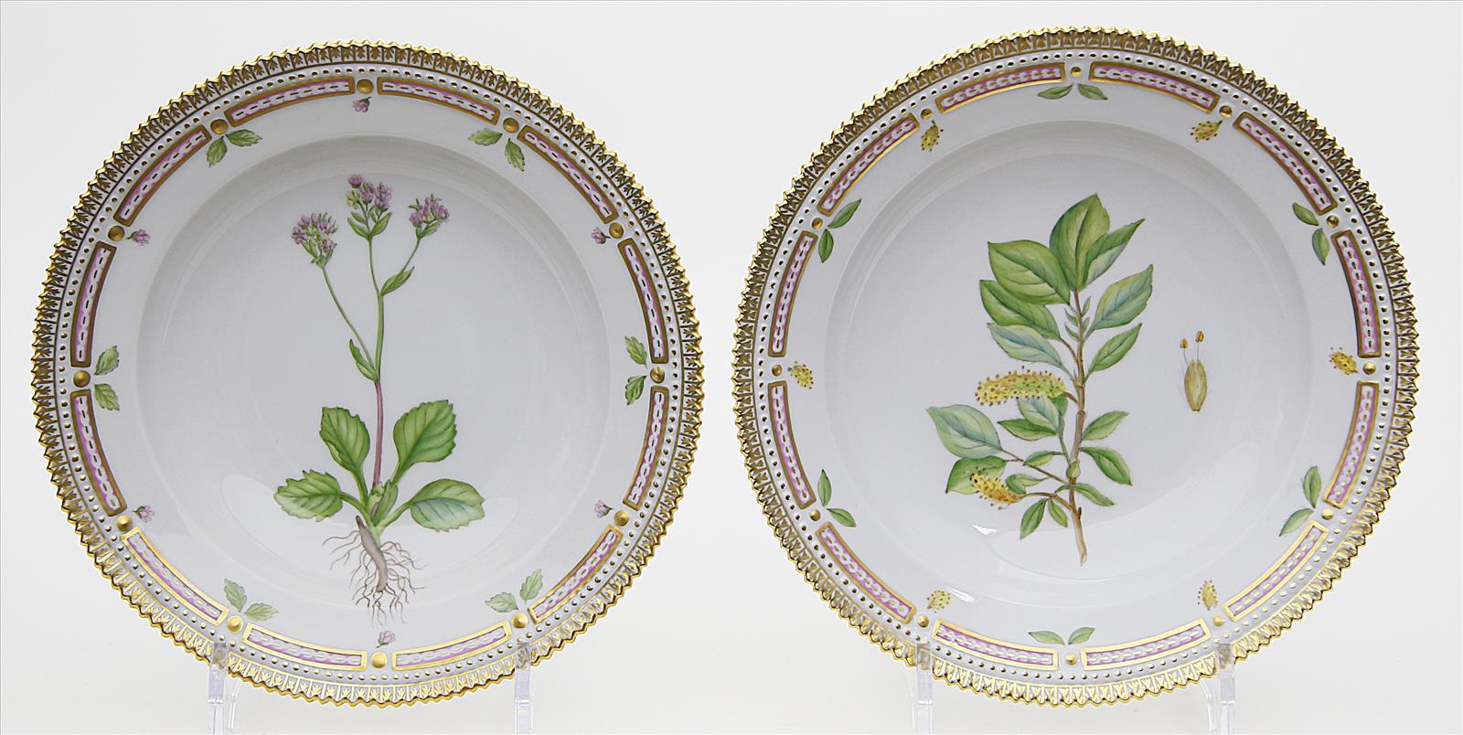 Paar Suppenteller "Flora Danica", Royal Copenhagen.Fahne mit reichem Reliefdekor, farbiger und