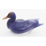 Figürliche Dose in Form einer Ente, Daum.Farbloses Kristall. Plastischer Aufsatz aus violettem "Pâte