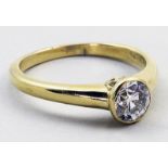 Diamantsolitärring.750/000 GG, brutto 4 g. Besetzt mit Diamant im Altschliff, ca. 0,5 ct., tcr/si-