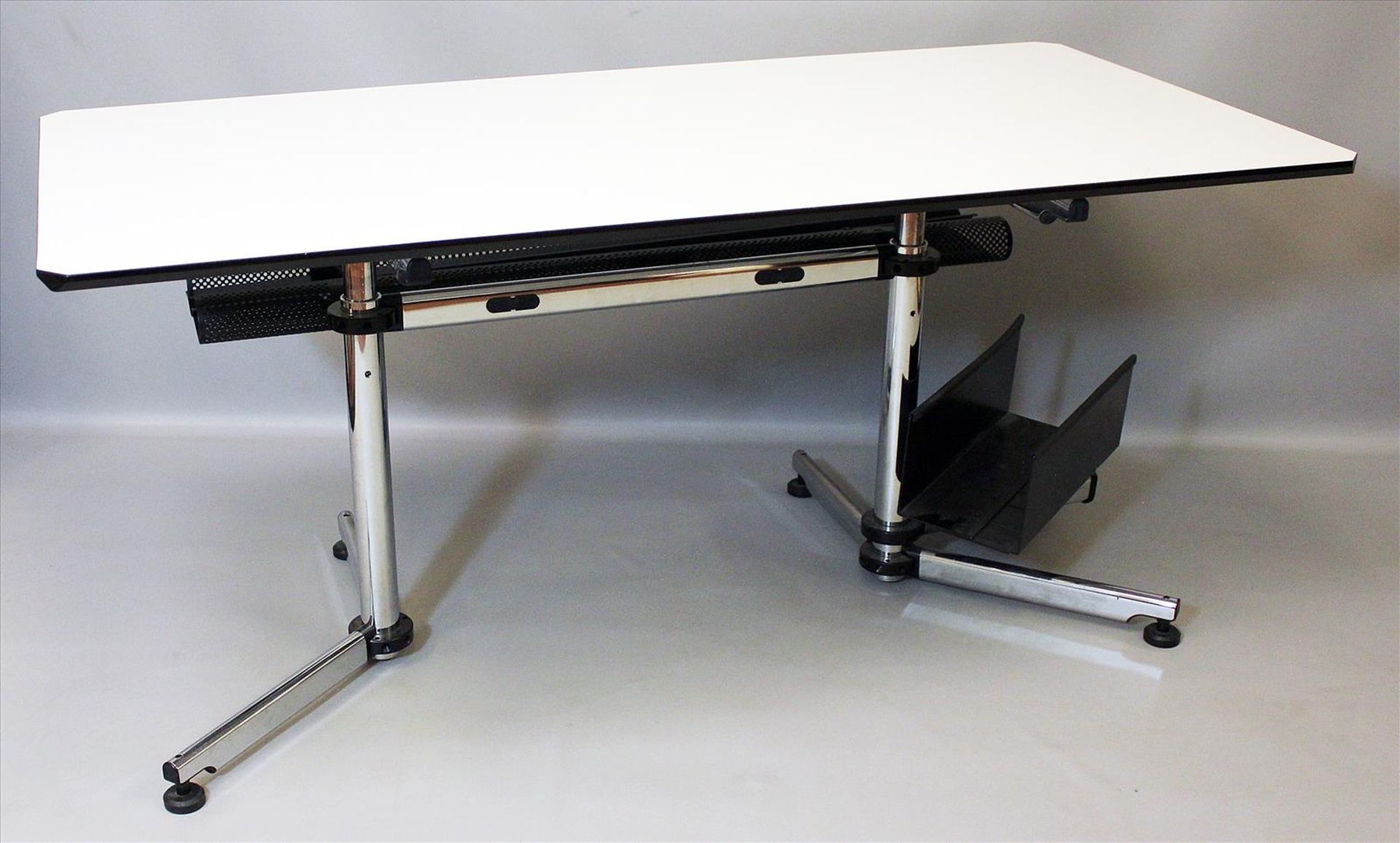 Schreibtisch "Kitos", USM Haller.Verchromtes Stahlrohr, weiße Linoleumbeschichtung mit schwarz-