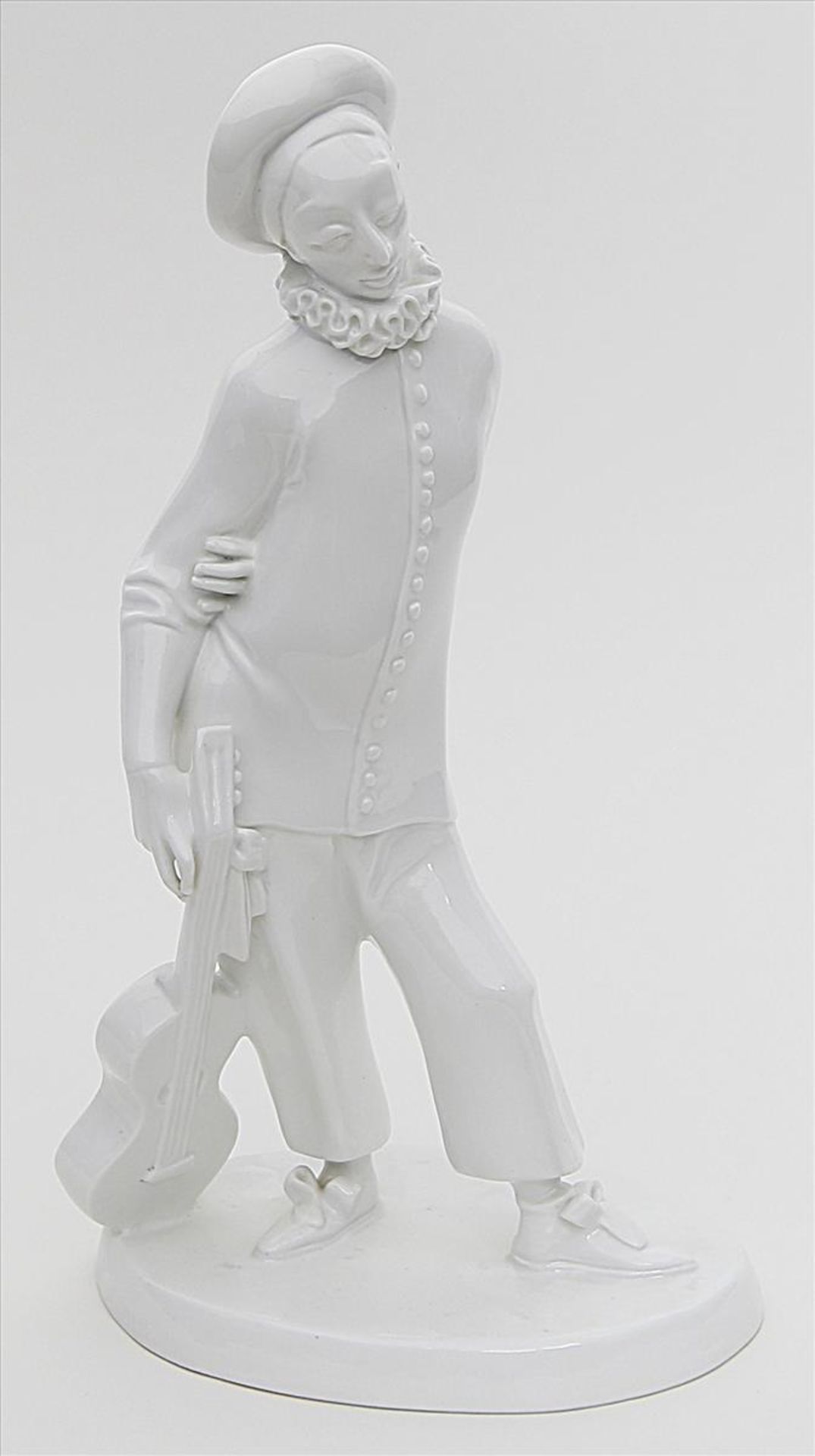 Wackerle, Joseph (1880 Partenkirchen 1959)Skulptur "Pierrot mit Gitarre". Porzellan, weiß. Auf