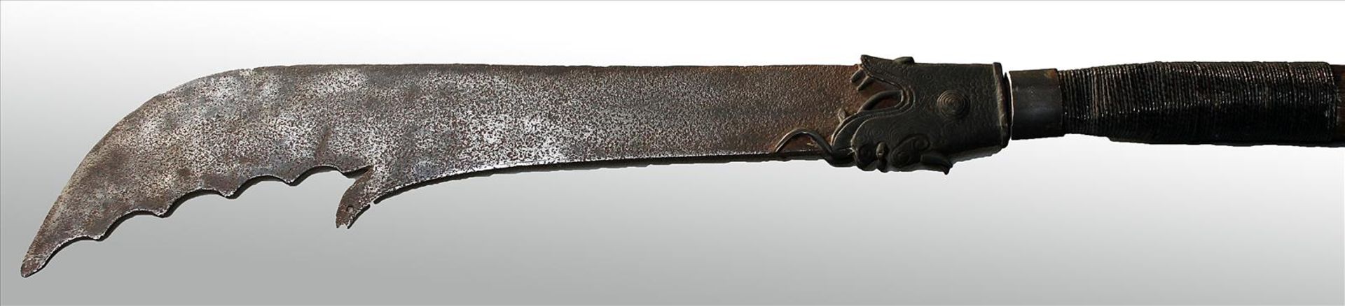 Hellebarde.Geschmiedetes Eisen mit Holzschaft, Bronzehalterung in Form eines Drachenkopfes. Die Form - Bild 2 aus 2