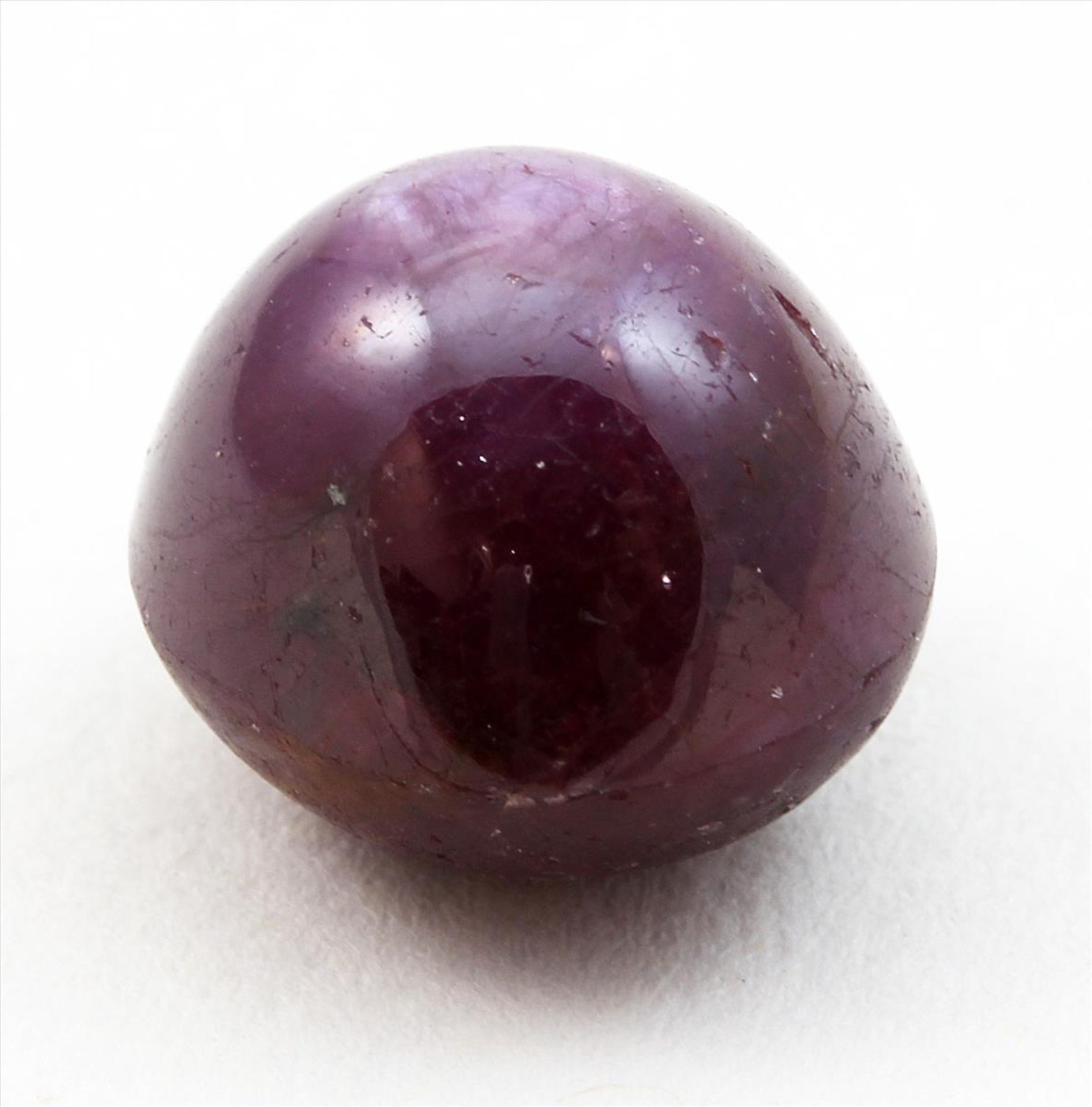 Sternrubin, ca. 9,65 ct.Ovales Cabochon.