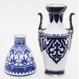 Zwei Art Deco-Vasen.Porzellan. Blaue stilisierte Unterglasurbemalung, einmal mit "silver-overlay".