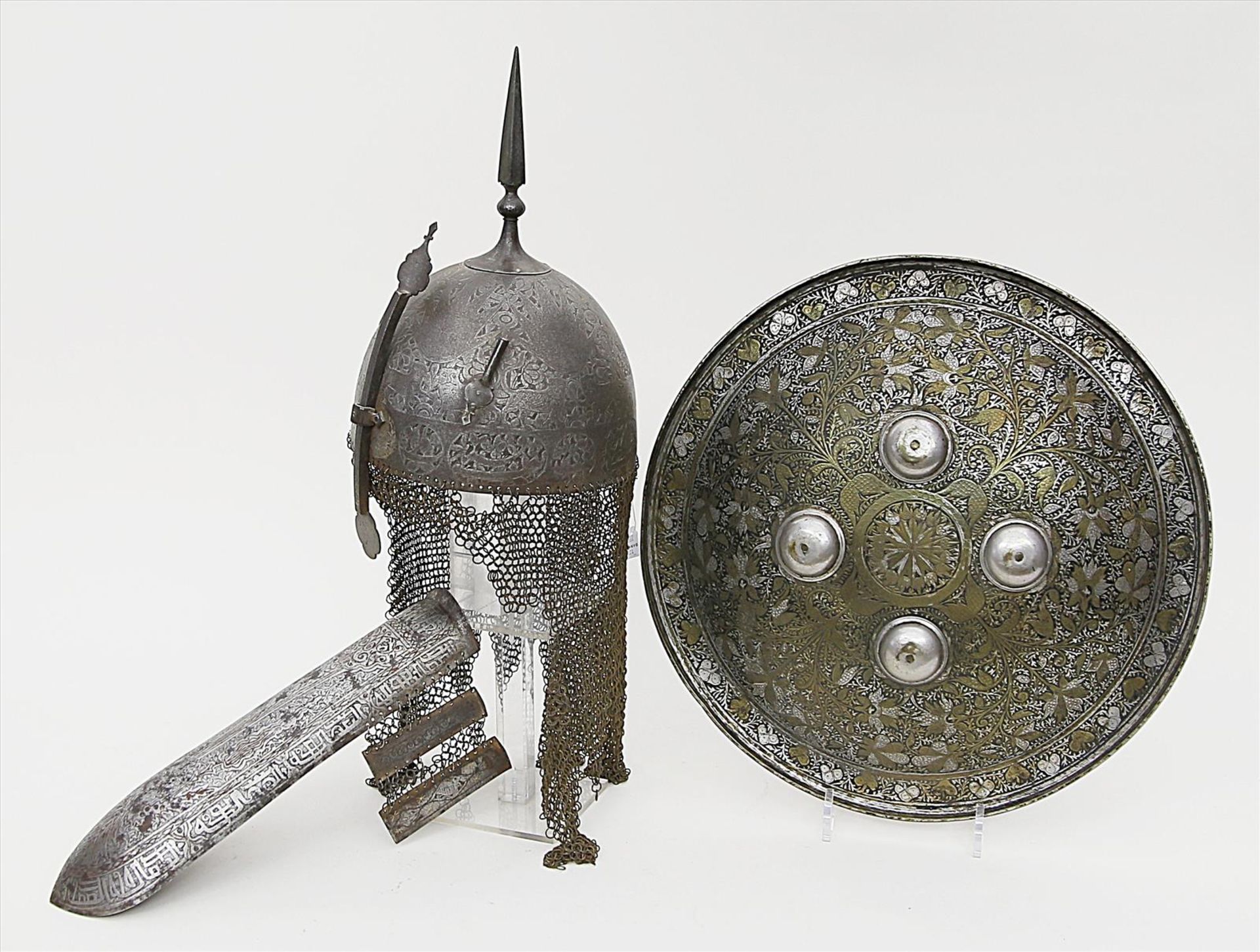 Persische Rüstungsteile:a) Persischer Helm, so genannter "Kulah-Khud". Stahl mit vollflächig