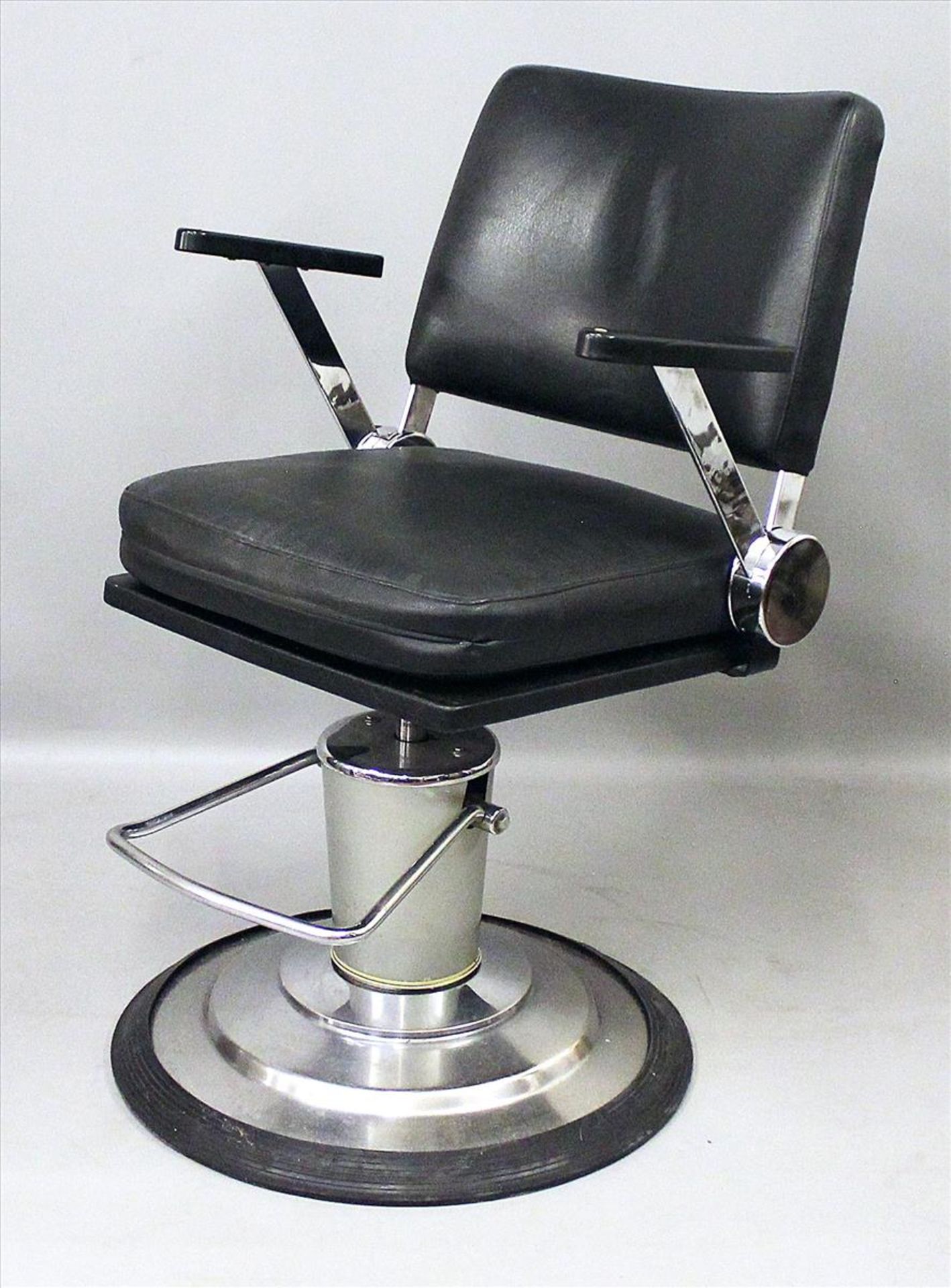 Frisierstuhl im Vintage-Industriedesign.Dreh- und höhenverstellbares Metallgestell auf rundem Stand,